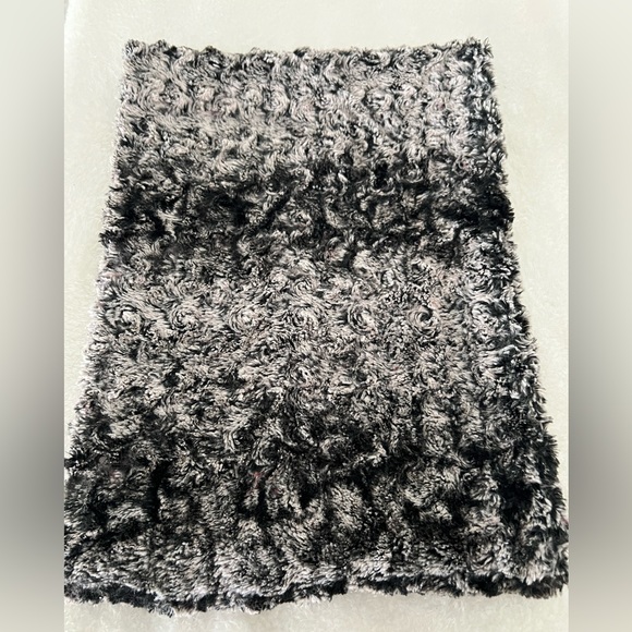 NWOT Faux fur, black and gray infinity scarf - Picture 2 of 3